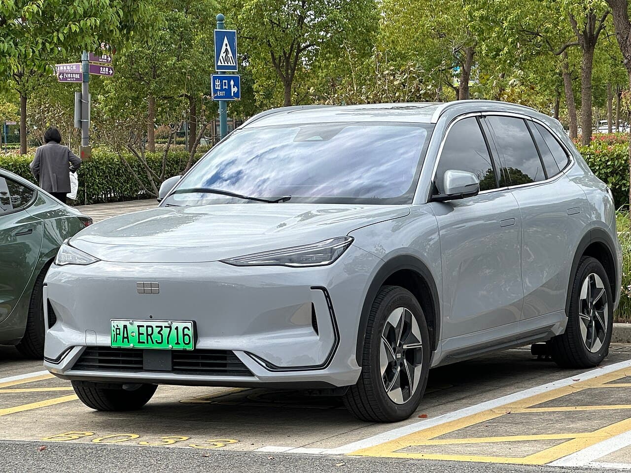 Front three-quarter view of a Geely Galaxy E5 battery-electric SUV