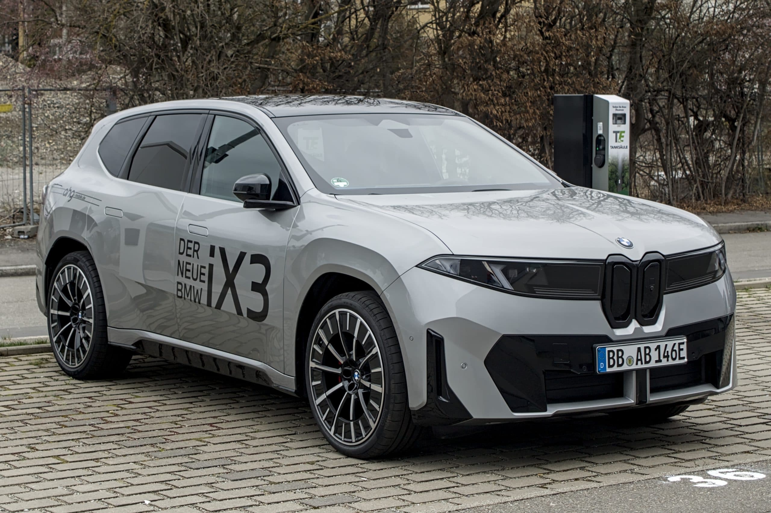 BMW iX3 Reaches UAE Dealers as Emirates Charging Grid Tops 850 Points