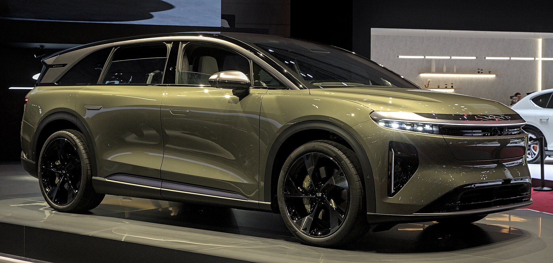 Lucid Gravity Grand Touring three-quarter view at the 2024 Geneva International Motor Show
