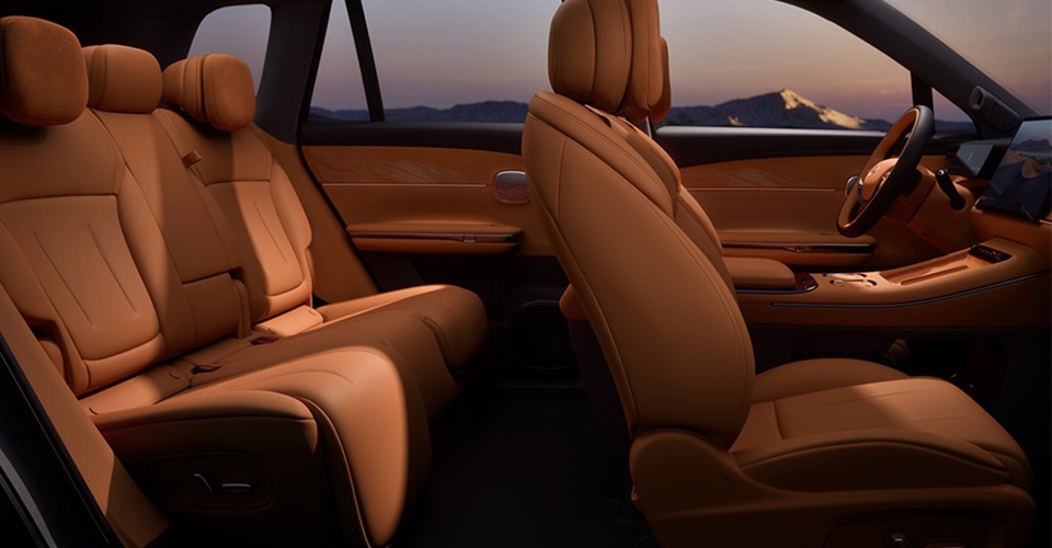 Tan leather GAC GS7 plug-in hybrid cabin, rear bench and front seats, large central display and wood-effect door trim