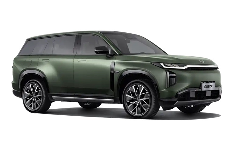 Jungle-green GAC GS7 plug-in hybrid SUV, front three-quarter studio view, GS7 badge on the number plate