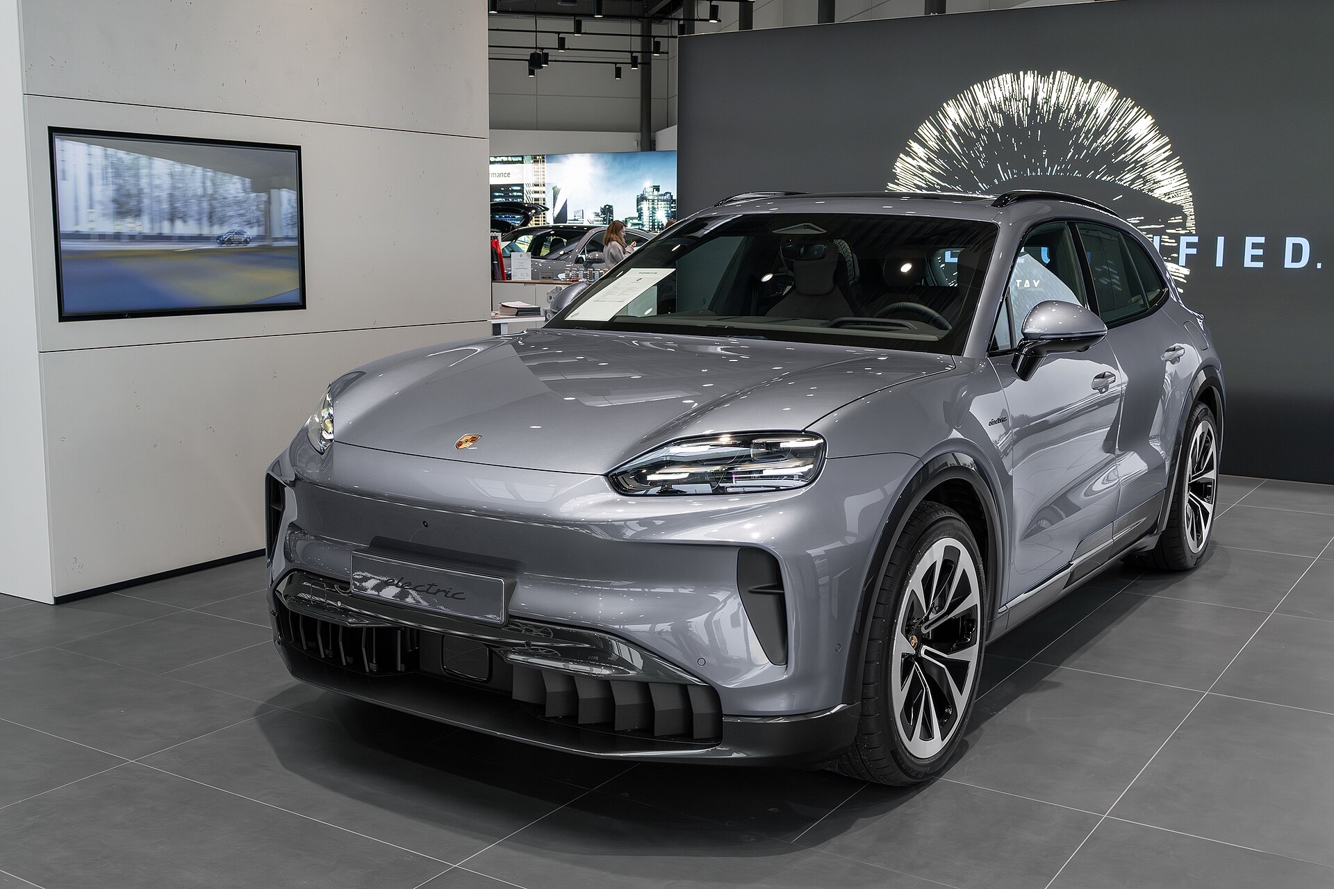 Porsche Cayenne Electric in Vanadium Grey