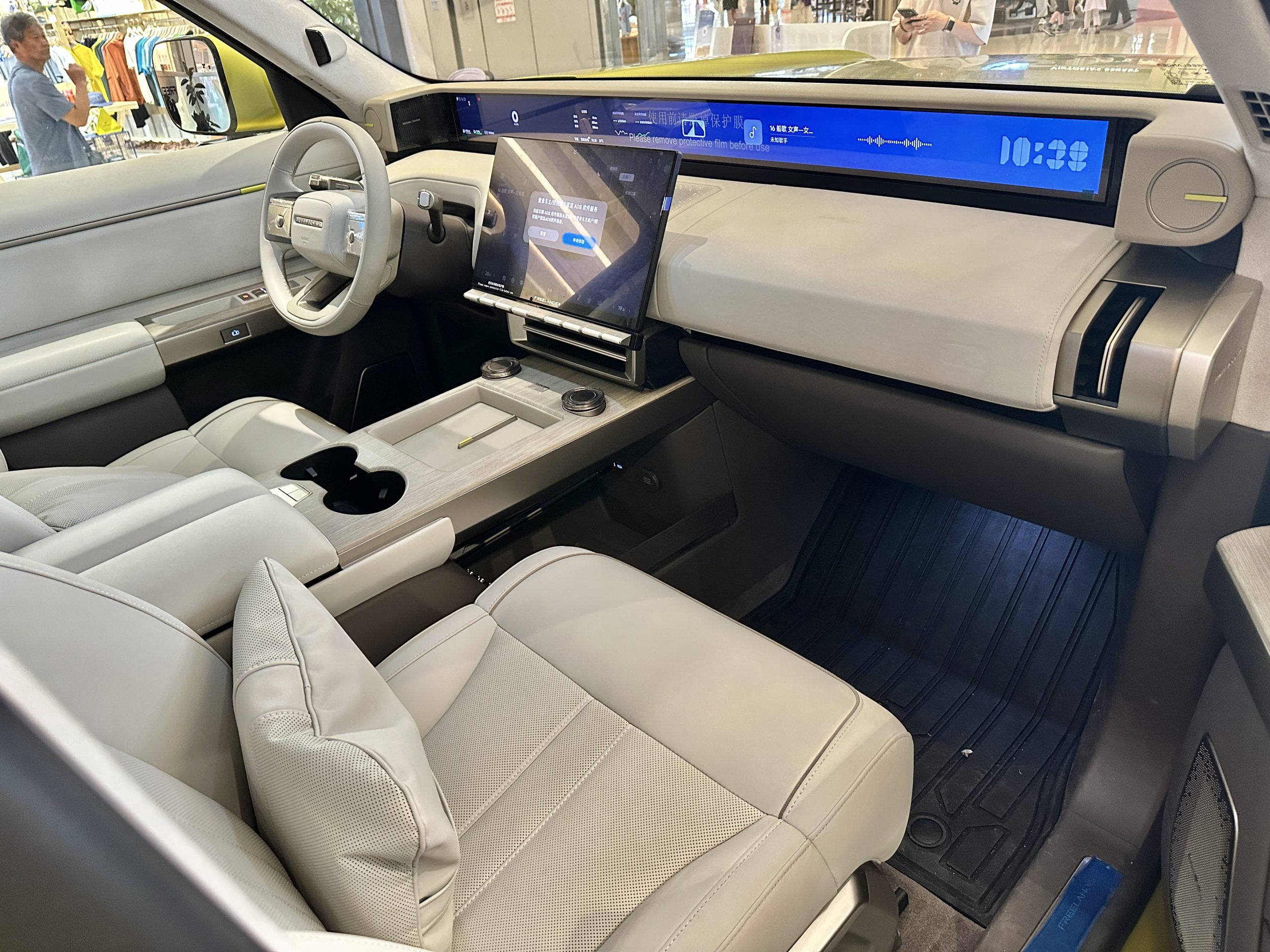Light grey Freelander 8 cabin with a wide display under the windscreen and a central touchscreen
