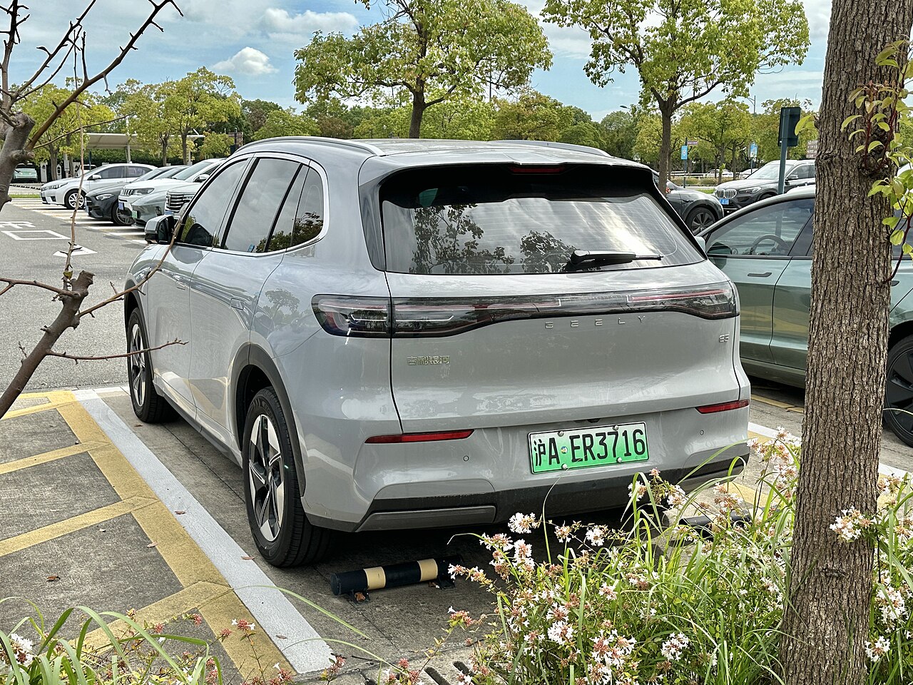 Side view of a Geely Galaxy E5 battery-electric SUV